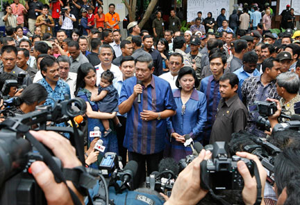 Le président indonésien, Susilo Bambang Yudhoyono, donne une conférence de presse dans un bureau de vote, le 9 avril 2009.( Photo : Reuters )