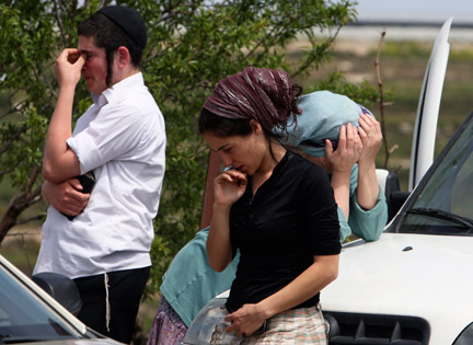 Des habitants choqués par l'attaque à la hache par un Palestinien contre des enfants de la colonie juive de Bat Ayin, près de Hébron, le 2 avril 2009.(Photo : Reuters)
