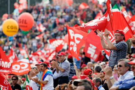 Plusieurs centaines de milliers de personnes réunies sur l'esplanade du Cirque Maxime pour protester contre le manque de mesures sociales annoncées par le gouvernement, à Rome, le 4 avril 2009.(Photo : Reuters)