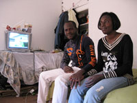 Daniel Gadia, 31 ans, et Flavie Kasongo, 29 ans, dans leur chambre.(Photo : Sarah Tisseyre / RFI)