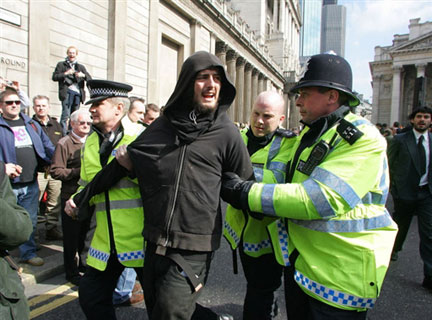 Des policiers procèdent à l'arrestation d'un manifestant à l'extérieur de la Banque d'Angleterre, à Londres, ce mercredi 1er avril 2009.(Photo : AFP)