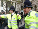 Accrochages entre la police britannique et des opposants au G20 lors des manifestations dans le quartier financier de Londres, le 2 avril 2009. (Photo : Reuters)
