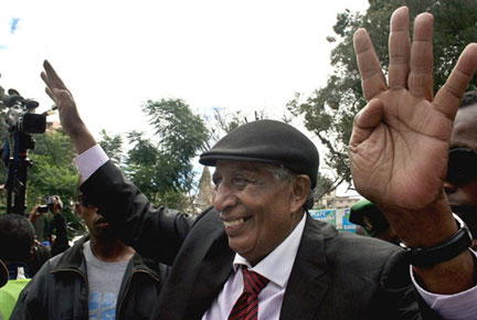 Manandafy Rakotonirina entouré de ses supporters lors d'un meeting à Antananarivo, le 16 avril 2009.(Photo: AFP)