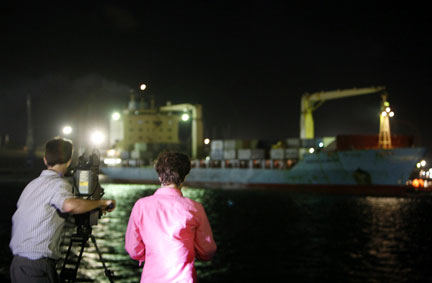 Le <em>Maersk Alabama</em> entre dans le port de Mombasa filmé par une équipe de télévision, le 11 avril.(Photo : Reuters)