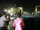 Le <em>Maersk Alabama</em> entre dans le port de Mombasa filmé par une équipe de télévision, le 11 avril.(Photo : Reuters)