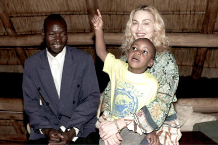 La chanteuse américaine, Madonna, avec son enfant adopté, David Banda, rendant visite au père biologique, Yohane Banda, au Malawi, le 31 mars 2009.(Photo : Reuters)