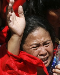 Partisane de Thaksin Shinawatra, le Premier ministre thaï évincé, une femme en pleurs quitte la manifestation à Bangkok, le 14&nbsp;avril 2009.(Photo : Reuters)