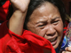 Partisane de Thaksin Shinawatra, le Premier ministre thaï évincé, une femme en pleurs quitte la manifestation à Bangkok, le 14&nbsp;avril 2009.(Photo : Reuters)