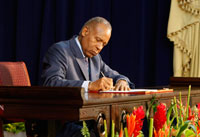 Le Premier ministre de Trinité-et-Tobago, Patrick Manning, signant la déclaration finale du 5<sup>ème</sup> sommet des Amériques, le 19 avril 2009.(Photo : Reuters)