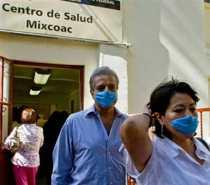 A Mexico, la population se protège du virus de la grippe porcine avec des masques, comme ici, devant un centre de santé, le 24 avril 2009.(Photo : AFP)