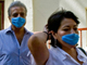 A Mexico, la population se protège du virus de la grippe porcine avec des masques, comme ici, devant un centre de santé, le 24 avril 2009.(Photo : AFP)
