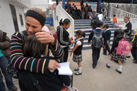 Les parents viennent récupérer les enfants&nbsp;à l'annonce de la fermeture temporaire de l'école, à Tijuana, le 27 avril 2009.(Photo : AFP)