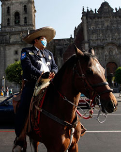 Un policier patrouille dans la ville de Mexico, le 25 avril 2009.(Photo: Reuters)