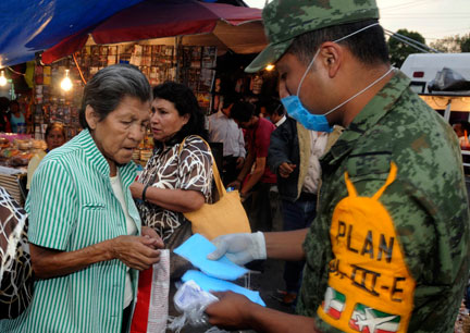 Des soldats mexicains distribuent des masques aux passants, le 24 avril 2009.(Photo : Reuters)