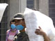 Les soldats mexicains transportent des cartons de masques de protection qui vont être distribués à la population, à Mexico, le 25 avril 2009.(Photo : Reuters)