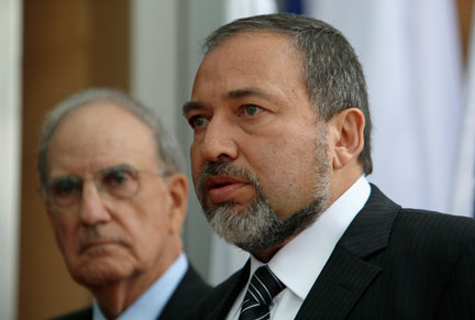 Le chef de la diplomatie israélienne, Avigdor Lieberman, devant l'émissaire américain au Proche-Orient, George Mitchell, le 16 avril 2009.
( Photo : Reuters )