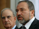 Le chef de la diplomatie israélienne, Avigdor Lieberman, devant l'émissaire américain au Proche-Orient, George Mitchell, le 16 avril 2009.
( Photo : Reuters )