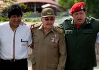 De gauche à droite: Evo Morales, Raul Castro et Hugo Chavez au sommet de l'Alba à Cumana au Venezuela.(Photo : Reuters)