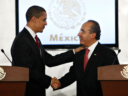 Le président américain, Barack Obama, et son homologue mexicain, Felipe Calderon, lors d'une conférence de presse à Mexico, le 16 avril 2009.(Photo : Reuters)