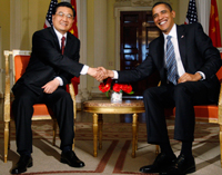 Le président Barack Obama (d) et son homologue chinois Hu Jintao à Winfield House, la résidence de l'ambassadeur américain à Londres, le 1er avril 2009.(Photo : Reuters)