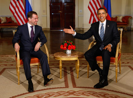 Les présidents Barack Obama (d)&nbsp;et russe Dmitri Medvedev annoncent le lancement de négociations ambitieuses sur une réduction de leurs arsenaux nucléaires.(Photo: Reuters)
