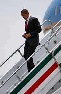 Barack Obama lors de sa descente d'avion à Mexico, le 16 avril 2009.( Photo : Reuters )
