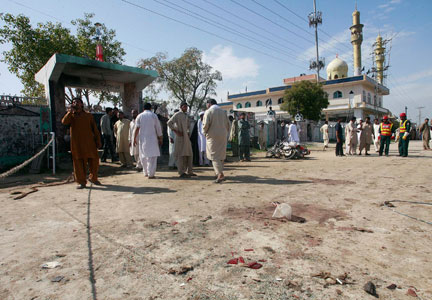 Des gens rassemblés devant l'endroit où la bombe a explosé, devant la mosquée chiite à Chakwal, au sud d'Islamabad, le 5 avril 2009.(Photo : Reuters)