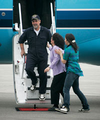 Le capitaine américain Richard Phillips est accueilli par ses proches à sa descente d'avion, à Burlington dans le Vermont, le 17 avril 2009.(Photo : Reuters)