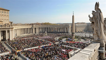 Une foule de fidèles attend le pape Benoît XVI pour le dimanche des Rameaux, ce dimanche 5 avril 2009, Place Saint-Pierre, au Vatican.(Photo : AFP)