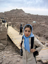 La journaliste irano-américain Roxana Saberi à Bam, en 2004, après le tremblement de terre qui a détruit la quasi totalité de la ville.(Photo : Reuters)