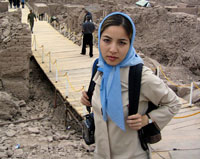 La journaliste irano-américaine Roxana Saberi à Bam, en 2004, après le tremblement de terre qui a détruit la quasi totalité de la ville.(Photo : Reuters)