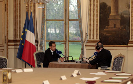 Nicolas Sarkozy en compagnie de Jean-Pierre Elkabbach, le 1er avril 2009.( Photo : Elysee.fr )