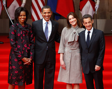 Rencontre entre le président américain, Barack Obama et le président français, Nicolas Sarkozy, accompagnés de leurs femmes, à Strasbourg, le 3 avril 2009.(Photo : Reuters)