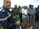 Jean-Marc le Quilliec, capitaine de la frégate française Nivôse, montre le matériel que possédaient les pirates somaliens&nbsp;arrêtés le 14 avril dernier&nbsp;: des kalashnikov et des ancres servant de grappins.(Photo : AFP)