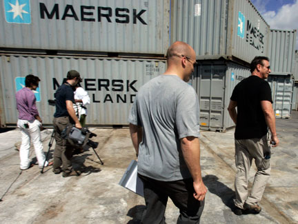 Des membres du FBI américain enquêtent près du navire Maersk Alabama, sur le port kényan de Mombasa, le 13 avril 2009.(Photo : Reuters)