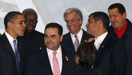Le président des Etats-Unis Barack Obama avec, de gauche à droite, ses homologues Ronald Venetiaan (Surinam), Antonio Saca (Salvador),  Tabare Vazquez (Uruguay), Rafael Correa (Equateur), et enfin Hugo Chavez, le président du Venezuela.(Photo : Reuters)