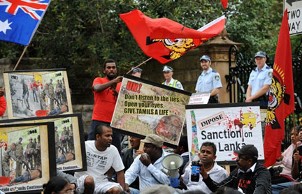 Manifestation de la diaspora sri-lankaise devant la résidence du gouverneur général australien et non loin de celle du Premier ministre, dans le but d'obtenir du gouvernement australien qu'il demande au gouvernement sri-lankais un cessez-le-feu durable, à Sydney, le 13 avril 2009.  (Photo : AFP)