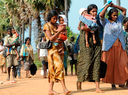 Des civils arrivent au village de Putumatalan, au nord du Sri Lanka, après avoir fui une zone de combats, le 22 avril 2009. (Photo : Reuters)