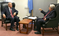 Le président chypriote turc Mehmet Ali Talat (g) et le président chypriote grec Demetris Christofias à Nicosie, le 21 avril 2009.(Photo : AFP)