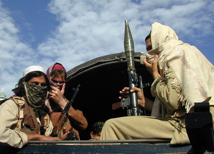 Les talibans, armés de lance-roquettes et de mitraillettes, quittant le district de Buner dans le Nord-Ouest du Pakistan, le 24 avril 2009.(Photo : Reuters)