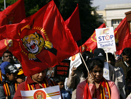 Des manifestants pro-tamoul devant le quartier général européen des Nations unies à Genève, le 24 avril 2009.(Photo : Reuters)