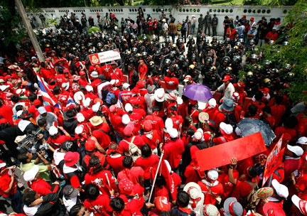 Des partisans de l'ancien Premier ministre Thaksin Shinawatra se sont rassemblés aux abords du siège du gouvernement, en exigeant la démission d'Abhisit, le 8 avril 2009.( Photo : Reuters )