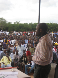 Alain Foka face au public Togolais.(Photo : Delphine Michaud / RFI)