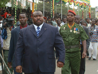Kpatcha Gnassingbe, le frère du président togolais, lors d'une cérémonie à Lomé le 13 janvier 2006 alors qu'il était ministre de la Défense du Togo. (Photo : AFP)
