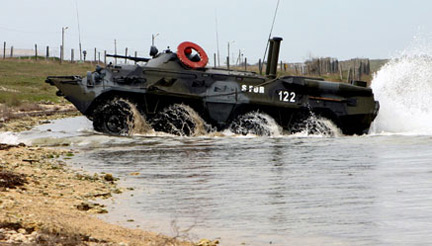 Un transporteur blindé ukrainien, lors d'une manoeuvre Otan-Ukraine en 2007.(Source : Otan)