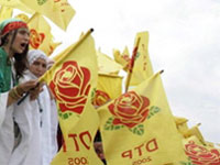 Des femmes arborant des drapeaux aux couleurs du DTP, le Parti du peuple démocratique, en mars 2006.(Photo : AFP)