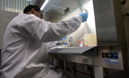 Dans ce laboratoire de Vancouver, ce chercheur canadien essaie d'élaborer un vaccin contre la grippe porcine, le 28 avril 2009.(Photo : Reuters)