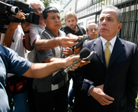L'opposant vénézuélien Manuel Rosales (d) avec les médias, à Lima, le 22 avril 2009.(Photo : Reuters)