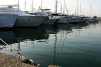 Des yachts dans un port à Antibes.(Photo : *heloise*/Flickr)