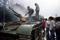 Un char brûlé après les affrontements entre les étudiants et la police sur la place de Tiananmen le 4 juin 1989.(Photo : Tommy Cheng/AFP)